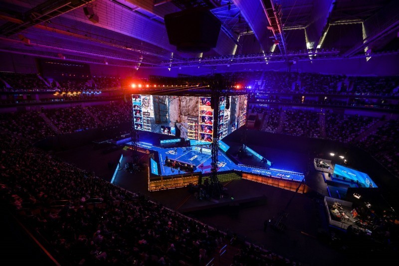 Rekkles分享做客LEC解说席照片：纯白发型，大黑臂注目